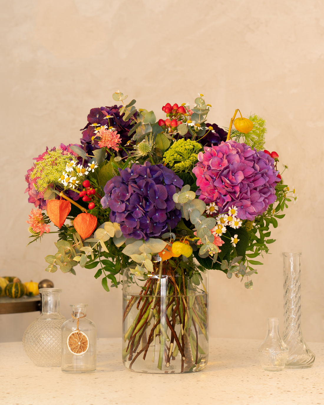 Ramo de hortensias de otoño en tonos morados, rosados y naranjas, vista completa