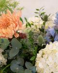 Detalle del ramo de hortensias pastel con tonos blancos, melocotón y azul suave
